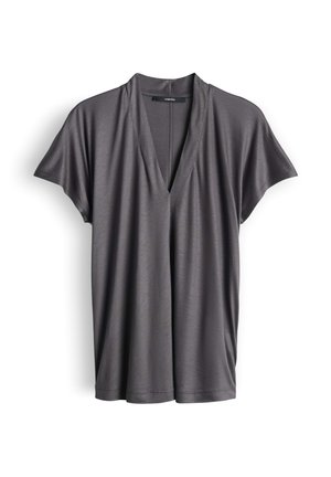 Donkergrijze blouse met korte mouwen, diepe V-hals en losse pasvorm, weergegeven op een witte achtergrond.