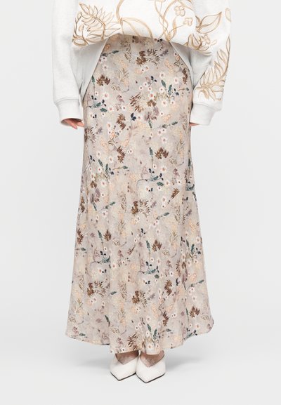 Φλοράλ μάξι φούστα σε κρεμ απόχρωση, με διάφορες αποχρώσεις καφέ, μπλε και πορτοκαλί, με αέρινο σχέδιο και λεπτομερή βοτανικά μοτίβα.
