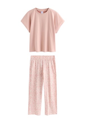 Weiches rosa Kurzarm-Top kombiniert mit hellrosa, floral gemusterten, weit geschnittenen Hosen mit elastischem Bund.