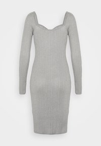 Vestido cinza com nervuras, mangas longas, decote quadrado e forma ajustada. Feito de um material texturizado e elástico para um ajuste que contorna o corpo.