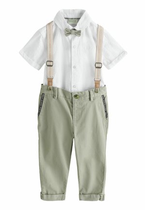 Hvid kortærmet skjorte med beige butterfly, kombineret med lysegrønne bukser med beige seler og opsmøgede bukseben.