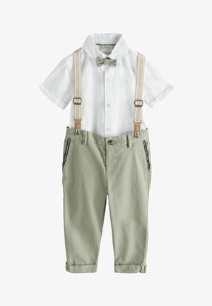 Weißes kurzärmeliges Hemd mit beiger Fliege, kombiniert mit hellgrünen Hosen mit beigefarbenen Hosenträgern und aufgekrempelten Bündchen.