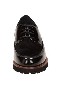 Černé šněrovací boty s lesklým lakovaným svrškem a černými semišovými panely, s kulatou špičkou a vroubkovanou gumovou podrážkou.