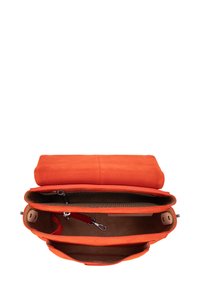 Bolso de ante naranja con una solapa superior, que cuenta con un compartimento con cremallera y dos bolsillos interiores. Acabado liso y texturizado.