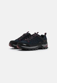 Chaussures de randonnée noires avec une tige texturée, des accents rouges et un design avec motifs. Dotées d'une semelle robuste pour une meilleure adhérence et stabilité.