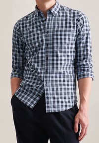 Ljust blå och marinblå rutigt skjorta med knapp-up krage, lång ärm uppvikt, med en framficka och en rundad nederkant.