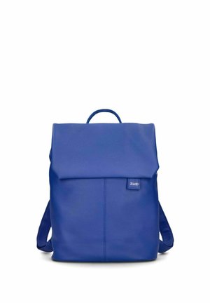 Sac à dos en cuir bleu avec rabat pliant, poignée supérieure, bretelles et une petite étiquette de marque à l'avant.