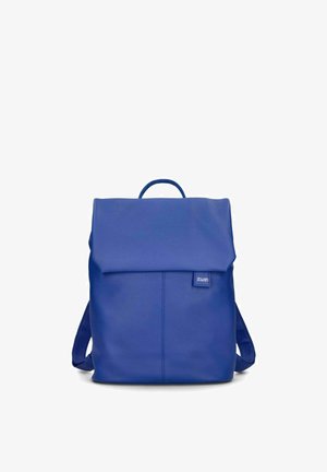 Sac à dos en cuir bleu avec rabat pliant, poignée supérieure, bretelles et une petite étiquette de marque à l'avant.