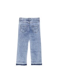 Ljust blå denimjeans med rak skärning, som har två bakfickor och en fåll med mörkblå detaljer. Klassisk femfickdesign.