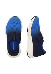 Blå strikkede slip-on sko med et gradientdesign fra mørkeblå til lyseblå, med en hvid sål og tekstureret overflade for åndbarhed.