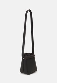 Czarna torebka na ramię z teksturowaną, strukturalną podstawą i marszczonym materiałowym wierzchem, wyposażona w długi, regulowany pasek i minimalną ilość okuć.