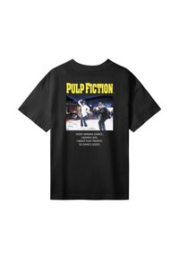 Sort t-shirt med "Pulp Fiction" i gul tekst, der viser en dansende mand og kvinde, samt et citat om at danse og vinde nedenfor billedet.