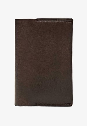 Dunkelbraune Leder-Bifold-Geldbörse mit sichtbaren Nähten entlang der Kanten, von vorne geschlossen gezeigt.