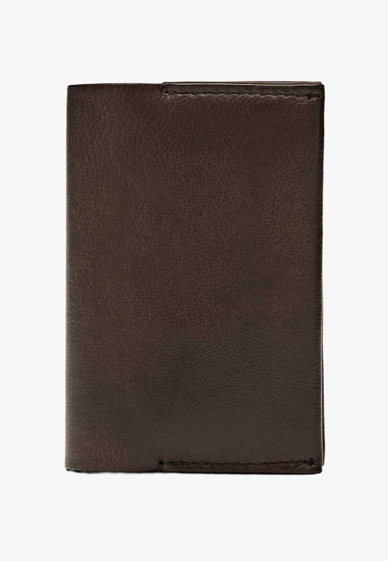 Portefeuille bifold en cuir marron foncé avec des coutures visibles le long des bords, présenté fermé de face.