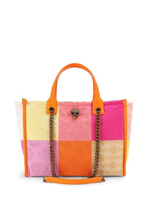Kolorowa torba typu patchwork z pomarańczowymi skórzanymi uchwytami, kwiatowymi wzorami na materiałowych kwadratach oraz złotym łańcuszkiem z ozdobnym emblematem czaszki.