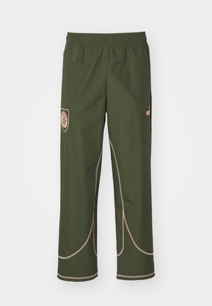 Groene broek met elastische tailleband, zijzakken, lichtbruine stiksels en een logo badge op de linkerdij. Rechte pijpontwerp.