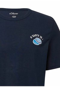 T-shirt s.Oliver bleu marine à col rond, avec l'inscription "O'ZAPFT IS !" et deux capsules de bouteille bleues et blanches brodées sur la poitrine.