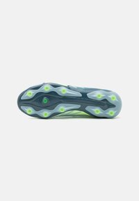 Le scarpe da calcio presentano una tomaia sintetica blu e verde con una superficie texturizzata. La suola ha molteplici tacchetti stampati per una migliore trazione.
