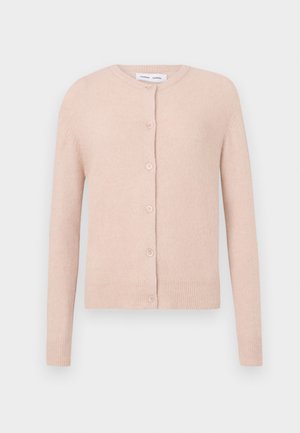 Helles rosa Cardigan aus weichem Material, mit rundem Halsausschnitt, fünf Knöpfen auf der Vorderseite sowie gerippten Bündchen und Saum.