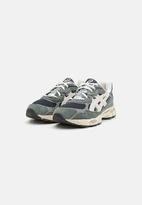 ASICS SportStyle GEL NYC UNISEX - Sportcipő - black/cement grey
