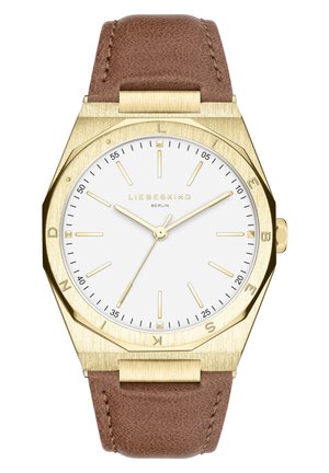 Reloj de pulsera en tono dorado con esfera blanca, marcadores horarios dorados mínimos, correa de piel marrón y el nombre de la marca "Liebeskind Berlin" en la esfera.