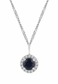Strieborný náhrdelník s okrúhlym príveskom z námorníckeho modrého drahokamu, obklopeným haló malých bielych drahokamov; hladké články retiazky.