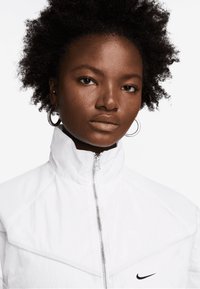 Nike Sportswear Spordijakk - white