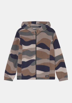 Veste polaire à capuche avec fermeture éclair intégrale, motif camouflage abstrait dans des tons de marron, gris, marine et crème, avec étiquette Abercrombie & Fitch.