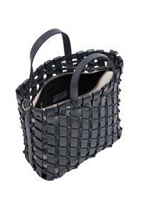 Czarna, pleciona skórzana torba na ramię z okrągłymi uchwytami, złotym zamkiem błyskawicznym i wewnętrzną kieszenią. Teksturowana powierzchnia z geometrycznym wzorem.