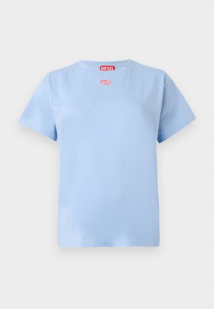 Lyseblå kortermet bomull T-skjorte med rødt Diesel-merke ved halsen og liten rød oval logo under kragen.