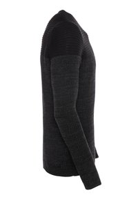 Maglione a maglia grigio scuro con design aderente, corpo testurizzato e spalle nere lisce. Maniche lunghe e scollatura a girocollo.