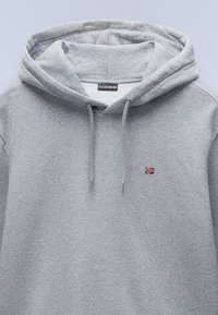 Felpa grigia in cotone con tasca a marsupio, cappuccio regolabile con coulisse e un piccolo ricamo della bandiera norvegese rossa e blu sul petto.