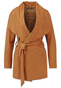 Veste portefeuille en daim marron clair avec large col, manches longues et ceinture assortie à nouer à la taille.
