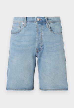 Ανοιχτό μπλε τζιν σορτς με κουμπί μπροστά, κλείσιμο με φερμουάρ, θηλιές για ζώνη και σχέδιο με πέντε τσέπες πάνω σε λευκό φόντο.