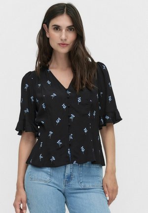 Zwarte blouse met blauw bloemmotief, korte ruchesleeves, V-halslijn en knoopsluiting aan de voorkant. Zachte stof met een ontspannen pasvorm.