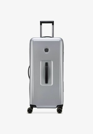 Maleta dura plateada con un diseño aerodinámico, mango negro retráctil y cuatro ruedas multidireccionales para mayor movilidad.