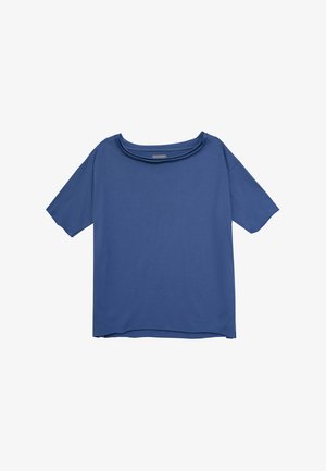 Niebieska bluzka z krótkim rękawem o luźnym kroju i szerokim dekoltem, wyeksponowana na jednolitym białym tle.