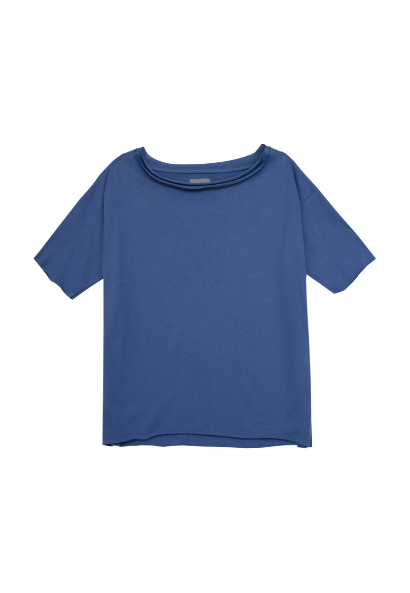 Niebieska bluzka z krótkim rękawem o luźnym kroju i szerokim dekoltem, wyeksponowana na jednolitym białym tle.