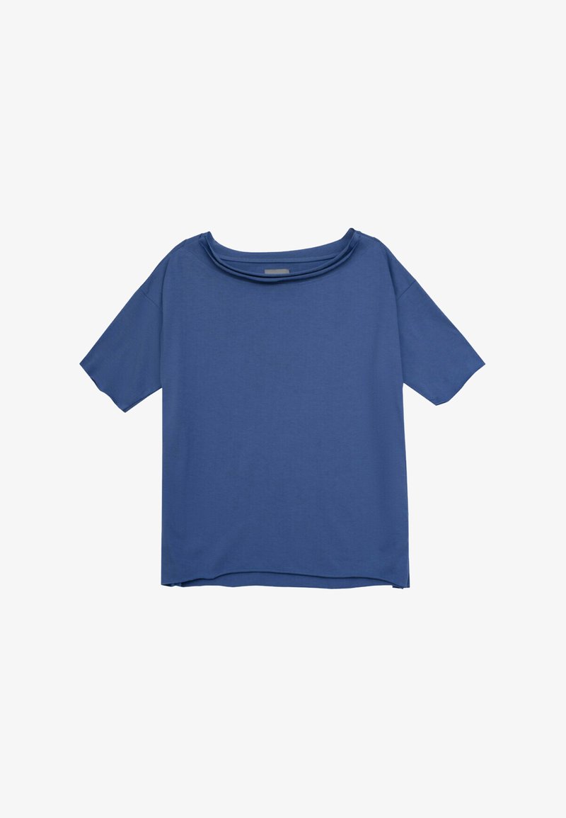 Niebieska bluzka z krótkim rękawem o luźnym kroju i szerokim dekoltem, wyeksponowana na jednolitym białym tle.