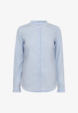 Hele sinine triibuline särk ümmarguse kaelusega, nupuga ees ja pikkade varrukatega, millel on kogutud mansetid, valmistatud siledast kangast.