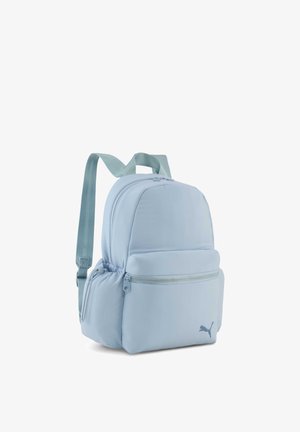 Sac à dos en nylon bleu clair avec un design arrondi, une poignée supérieure unique, des bretelles ajustables, deux compartiments zippés et un logo Puma.