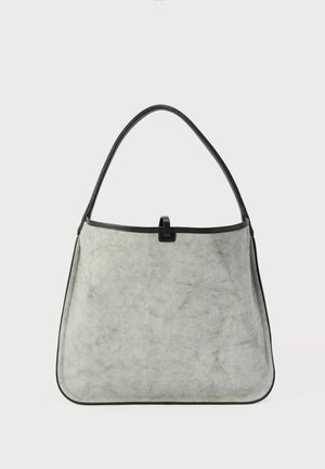 Szürke szarvasbőr válltáska fekete bőrdíszítéssel, egyetlen pánttal és egy kis fekete bőr kapoccsal a felső középső részen.