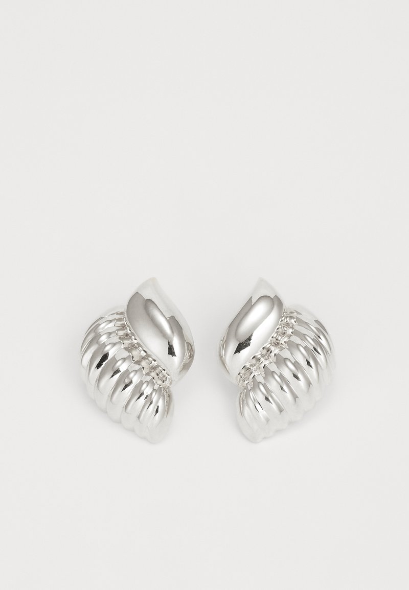Boucles d'oreilles en argent au design sculptural, avec une surface texturée et des accents lisses, de forme arrondie et finition polie.