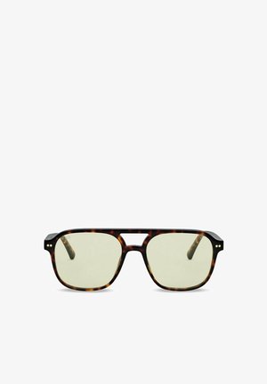 Rechteckige Schildpatt-Brillen mit doppelter Brücke und leicht gelb getönten Gläsern, frontal auf weißem Hintergrund gezeigt.