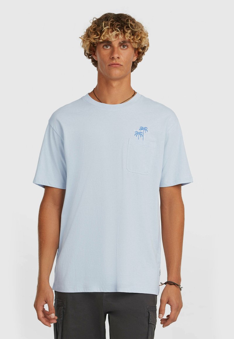 Ανοιχτό μπλε βαμβακερό t-shirt με άνετη εφαρμογή, μία τσέπη στο αριστερό στήθος και ένα μικρό μπλε σχέδιο με φοίνικα. Κοντά μανίκια.