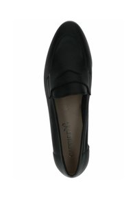 Černý kožený mokasín s oblým špičkou, plochou podrážkou, dekorativním páskem a hladkým povrchem. Logo značky viditelné uvnitř boty.