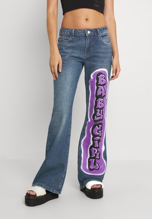 Jaded London LOW RISE BABY GIRL GRAFFITI PRINT - Calças de ganga bootcut - multi