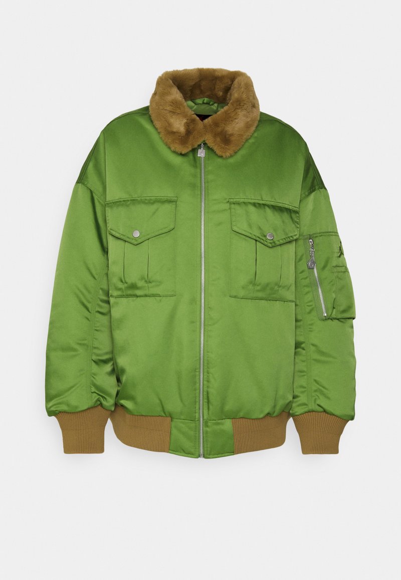 Giacca bomber in satin verde con colletto in pelliccia sintetica, due tasche frontali e una tasca laterale con zip. Polsini a coste marroni.