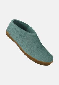 Yllefilttofflor i ljus teal-färg med rund tå och mjukt, texturerat övre. Naturgummisula ger grepp och flexibilitet.