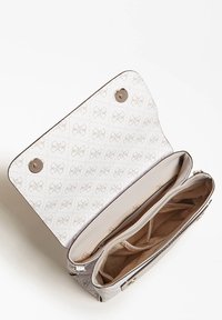 Witte ontwerp handtas met bruin logo patroon, open flap die twee hoofdcompartimenten toont met beige interieur en een ritsvak.
